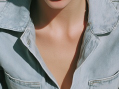 It-girls noszą Levisy na... paznokciach. Denim manicure to hit na wiosnę 2026