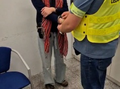 Próbowała przemycić lufy do pistoletów. Tak się tłumaczyła na lotnisku w Krakowie