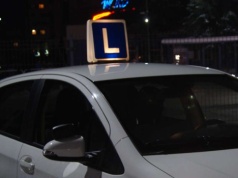 Przestarzałe materiały, błędy na egzaminach. Tak w Polsce uczy się instruktorów nauki jazdy