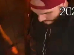 Agresor w klubie Pomarańcza. Policjanci szukają mężczyzny w czerwonej czapce