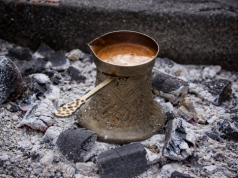 Prawdziwa kawa po turecku vs. polska parzucha. Jak zaparzyć czarną smołę, po której krew piszczy w aortach?