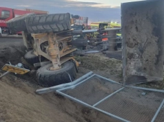 Pijany kierowca ładowarki staranował ogrodzenie krajowej S7 i wylądował w rowie