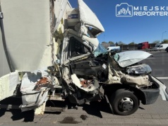 Zmiażdżona kabina auta dostawczego i duże utrudnienia na S2