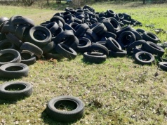 Nielegalne wysypisko w lesie w Dzięgielowie. Ktoś wyrzucił 150 opon