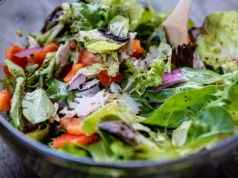 Sałatka wiosenna z… chwastów?