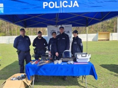 Policja na sportowo i edukacyjnie. Stoisko profilaktyczne podczas wyścigu gravelowego w Kuźni Raciborskiej