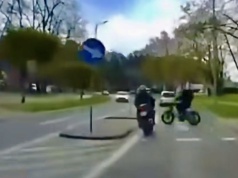 Zderzenie na przejściu dla pieszych: motocyklista z zakazem, rowerzysta po alkoholu
