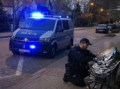 Wyziębiona 85-latka siedziała na przystanku i nie pamiętała, kim jest. Pomogli policjanci