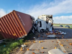 Chłodnia na jechała na kontener na S7: naczepa wypięta z ciągnika i śmierć pasażera