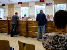 Rewolucja w rejestracji aut. Koniec kolejek i... kręcenia liczników