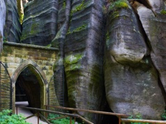 Tuż przy Polsce kryje się niezwykłe skalne miasto. Idealne na majówkę