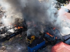 Pożar magazynu i pojazdów pod Warszawą. Dym widoczny z wielu kilometrów