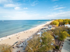 Polacy zmieniają plany wakacyjne. Branża turystyczna poprawia finanse przed sezonem