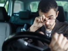 Masz za długo zamknięte oczy? System wykryje, że śpisz i zatrzyma auto