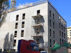 Łódź: bryła bloku z mieszkaniami komunalnymi przy Młynarskiej już stoi. Cała inwestycja ma być gotowa we wrześniu