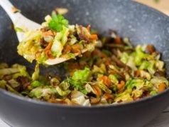 Zamiast do garnka, wrzucam na patelnię. W kwadrans mam pyszną młodą kapustę do obiadu