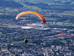 Paralotniarz spadł z wysokości. Został przetransportowany do szpitala śmigłowcem LPR
