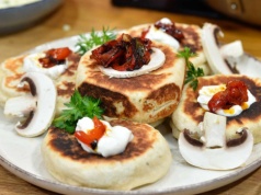 Pita z pieczarkami i mięsem. Prosty pomysł, który ratuje obiad i sprawdzi się na wynos