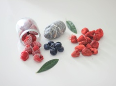 Liofilizowane, suszone czy kandyzowane – czym różnią się owoce i które wybrać?