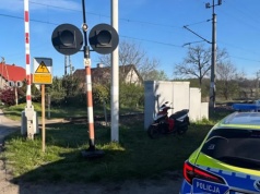 Sekundy od tragedii. 19-latek na skuterze uderzył w słup