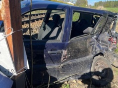 Wyrzucił kobietę z auta i uciekł. Szokujący finał na torach – w pojazd uderzył pociąg!