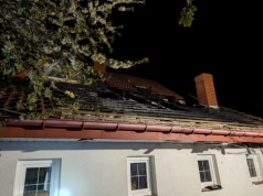 Nocny pożar domu w Świdniku. Kilkugodzinna walka z ogniem i setki tysięcy strat