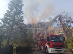 Pożar pałacu w Garbiczu. Z ogniem walczy ponad 20 zastępów