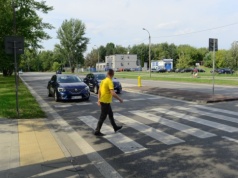 Co to znaczy „wymusić pierwszeństwo” na pieszym i innym kierowcy? Czy to samo, co „nie ustąpić”? Czy możemy wjechać na przejście, jeśli pieszy jeszcze z niego nie zszedł?