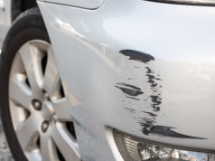 Zarysowałem komuś zderzak na parkingu. Zostawiłem telefon i teraz mam kłopoty