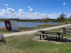 Spór o baner nad zalewem w Siedlcach. Mieszkaniec skarży się na „szpecącą reklamę”, organizator odpowiada