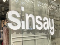 Komplet dresowy w kolorze baby blue - cenowa perełka z sieciówki, która podbija trendy