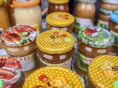 Matcha, kurkuma, cynamon... Miody smakowe robią furorę. Dietetyczka mówi, czy są zdrowe