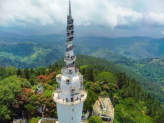 To "najniebezpieczniejsza wieża na świecie". Przyprawia o zawrót głowy już w połowie drogi