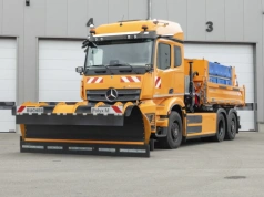 Odśnieżanie dróg zależne od baterii? Mercedes promuje eActrosa 400 z pługiem