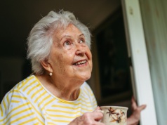 Ma 10 razy więcej wapnia niż zwykłe mleko. Seniorzy powinni pić regularnie