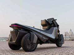 Motocykl, który przechyla się jak jednoślad, ale myśli o bezpieczeństwie jak auto