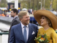 Królowa Maksyma bez wahania podwinęła spódnicę. Pokazała temperament