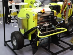 Ursus C-330 miałby tu lekko. Ta prasa waży 430 kg i może pracować bez WOM