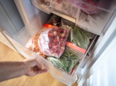 Trzymasz kurczaka w zamrażarce? Po tym czasie lepiej go nie jedz