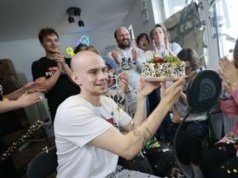 Kto wpłaca miliony anonimowo? Zaskakujący trend w akcji "Diss na Raka"