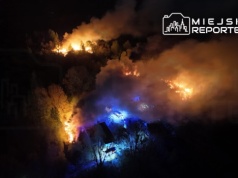 Duży pożar dzikiego wysypiska na Targówku. “4 różne punkty ognisk”. W akcji liczne zastępy straży pożarnej