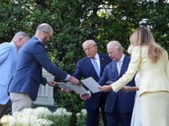 Król Karol z wizytą u Trumpa. Zaskakujący moment w ogrodach Białego Domu