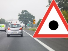 Wygląda jak połącznie znaku zakazu i ostrzegawczego. Co znaczy znak z kropką?