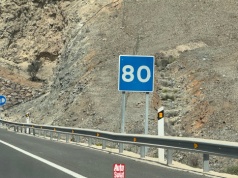 Kwadratowy znak z liczbą na niebieskim tle. Nie oznacza tego, co myślisz? Jest w wielu krajach