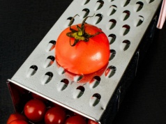 Do czego służą wypustki z drugiej strony? Zastępują kilka kuchennych sprzętów