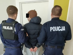 Zabójstwo na Bielanach. Ciało 18-latki ukryte pod wersalką. Podejrzany trafi na obserwację