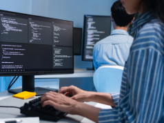 Nowe realia rynku pracy IT w Polsce: więcej ofert, mniej zdalnej i rekordowe stawki w ERP