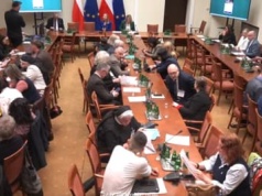 Kto się lepiej zajmie dziećmi: siostry w DPS, czy rodziny zastępcze?