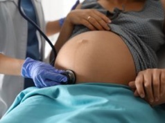 Zarobki położnych w Polsce. Oto ile dostają "na rękę"