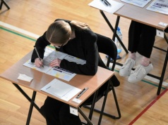 Ściąganie na maturze? CKE przestrzega przed tym procederem. Konsekwencje są porażające